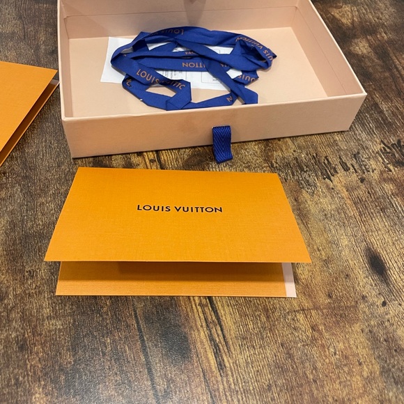 Louis Vuitton passport holder vivienne - Picture 3 of 5